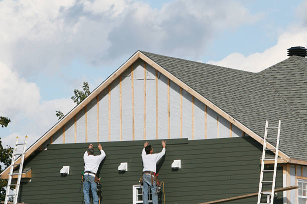 Professional Siding Contractor technician working in Hillsboro, IL